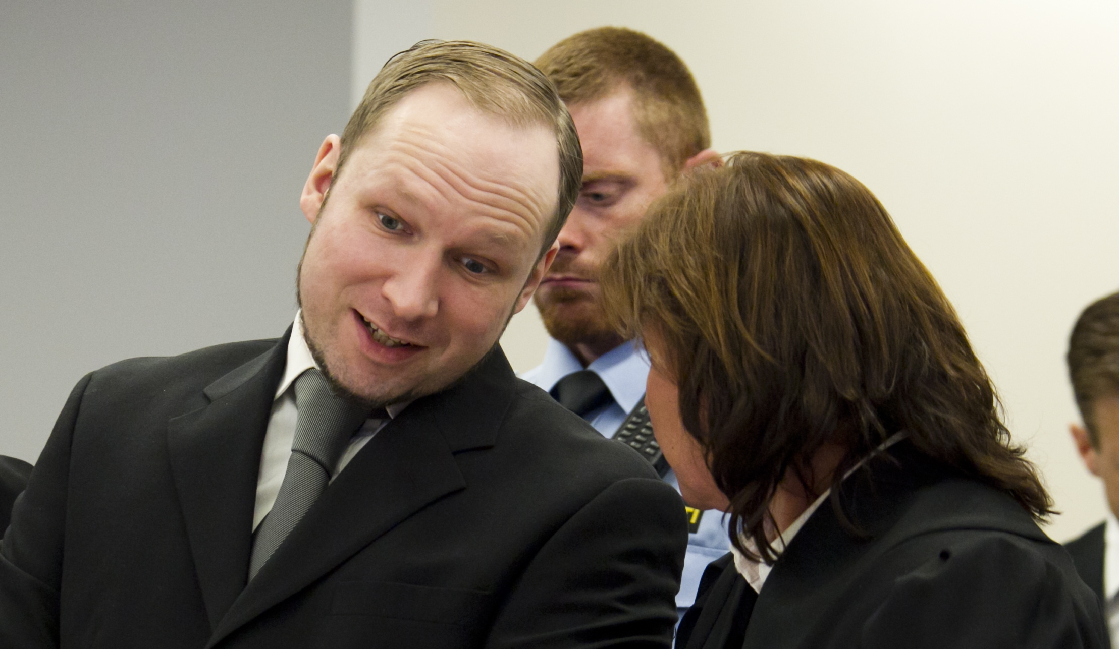 Breivik i samtal med en av sina advokater.