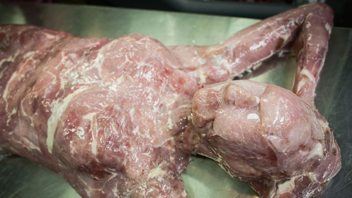 Människor av kött fanns att beskåda på en köttmarknad i London förra veckan. Som tur var rörde det sig inte om människokött.
