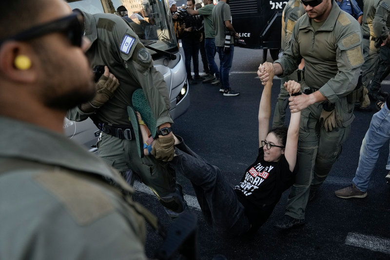 Israelisk polis skingrar demonstranter i Jerusalem.