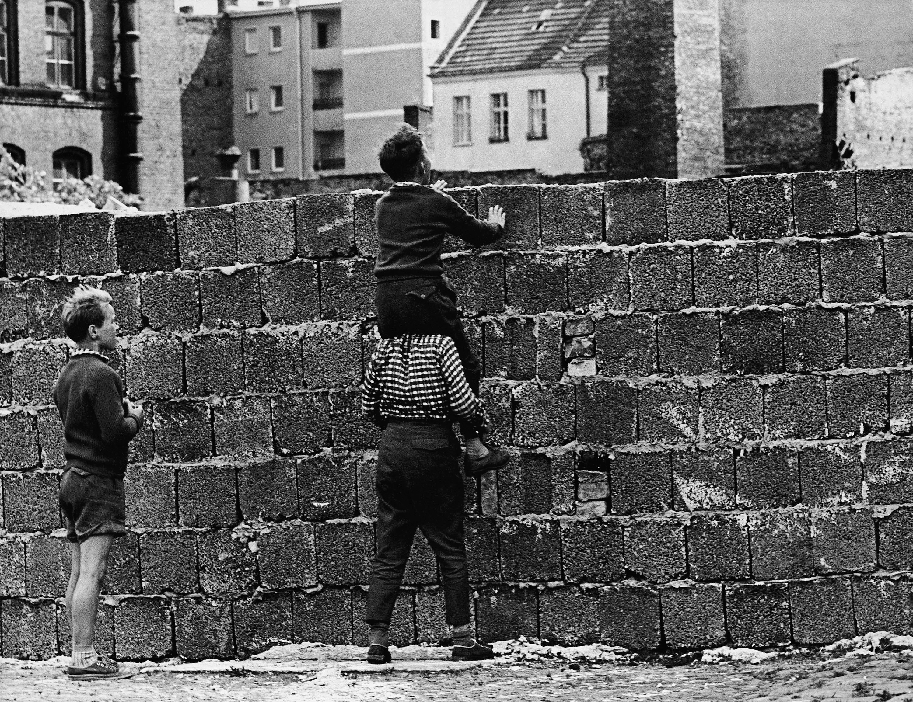 Mängder av människor försökte fly över muren, majoriteten från kommunistiska öst till kapitalistiska väst. Vissa lyckades, de flesta misslyckades och många blev ihjälskjutna. Den officiella dödssiffran är 136, men det lär ha varit 600-700 som dog.