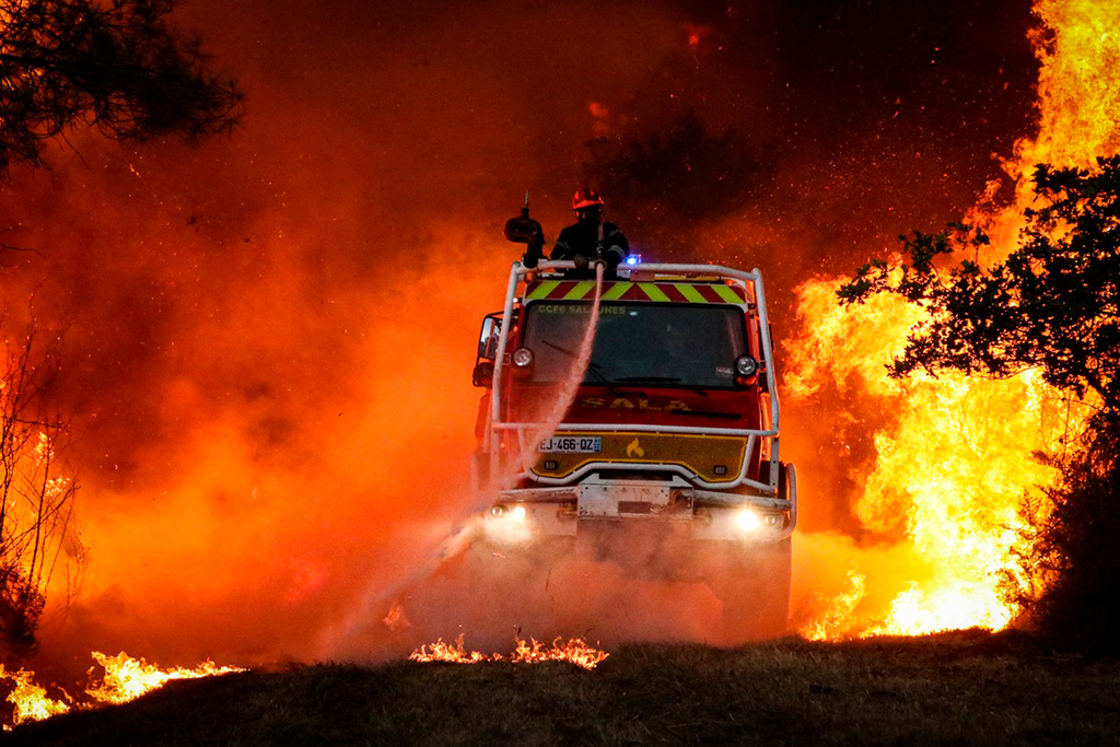En brandbil kämpar mot lågorna i Saumos i sydvästra Frankrike tidigare i september.
