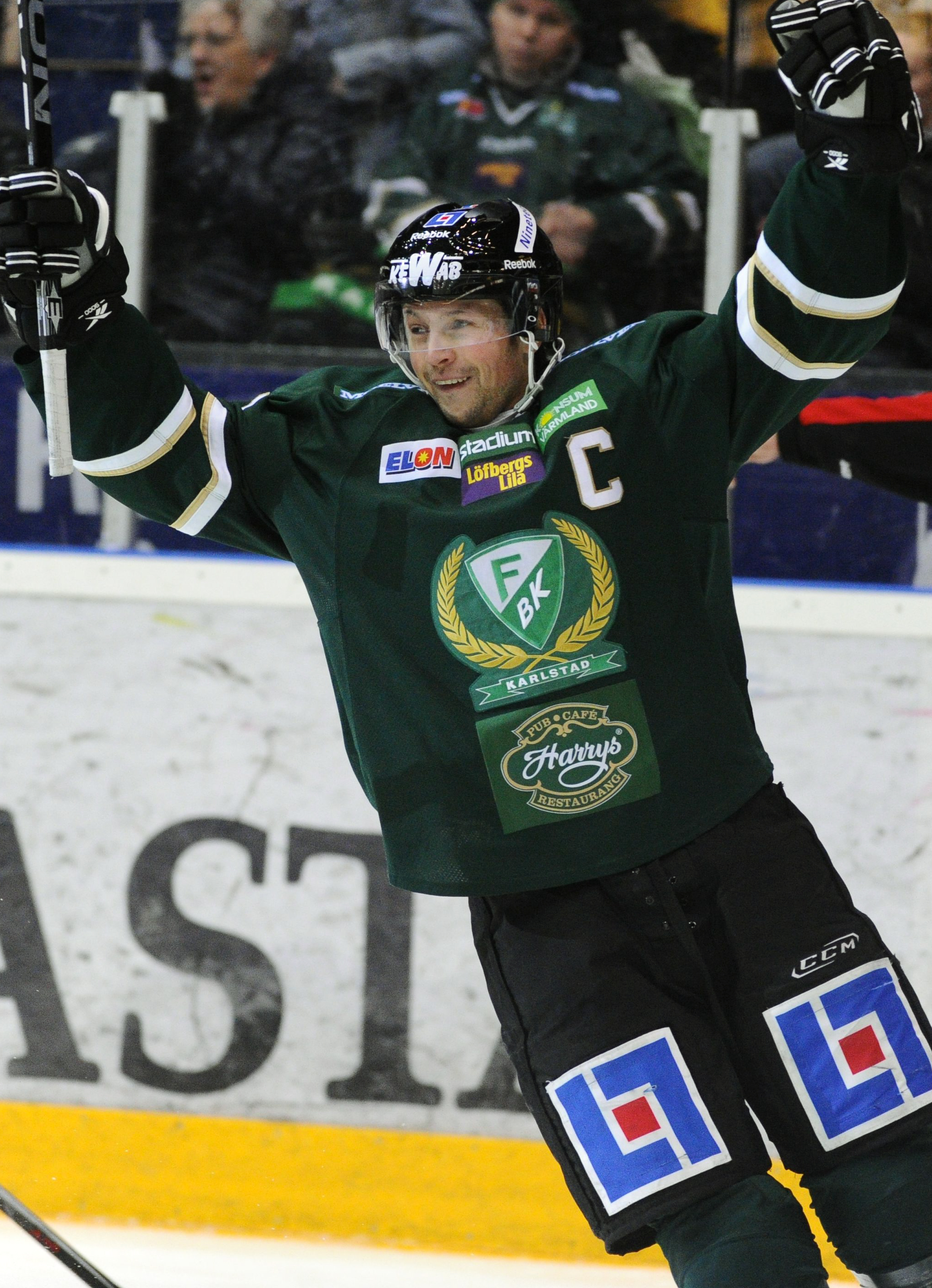 Rickard Wallin jublar efter sitt 1-0-mål under tisdagens elitseriematch i ishockey mellan Färjestad BK och Luleå HF. Rickard Wallin jublar efter sitt 1-0-mål under tisdagens elitseriematch i ishockey mellan Färjestad BK och Luleå HF.