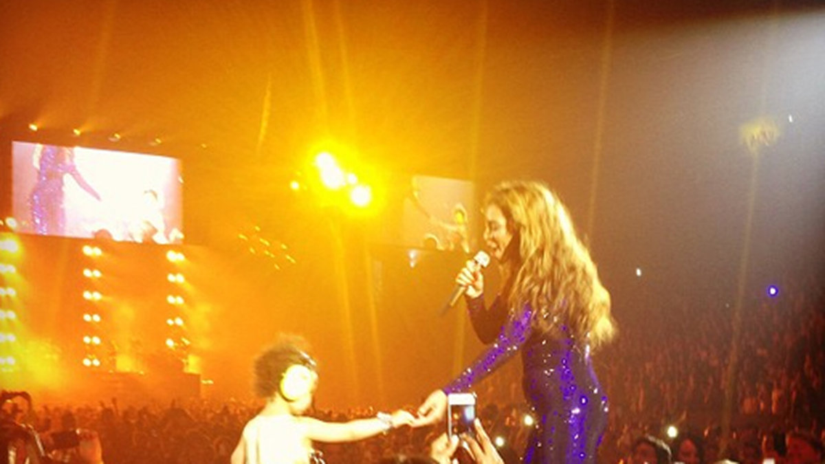Beyoncé sjunger "Irreplaceable" för sin dotter i London nyligen. Ser ni den lilla bebisbulan? 