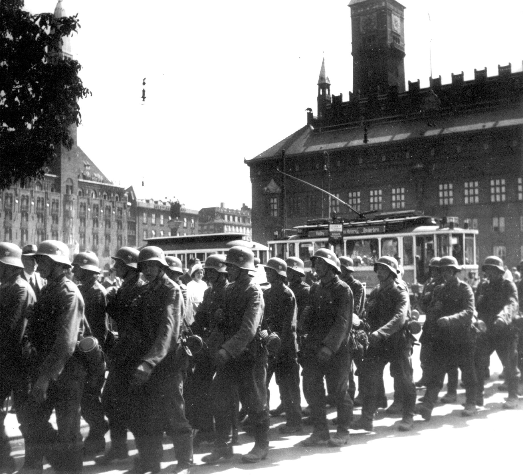 Den tyska invasionen i Danmark. Tyska soldater marscherar över Raadhuspladsen i Köpenhamn. 