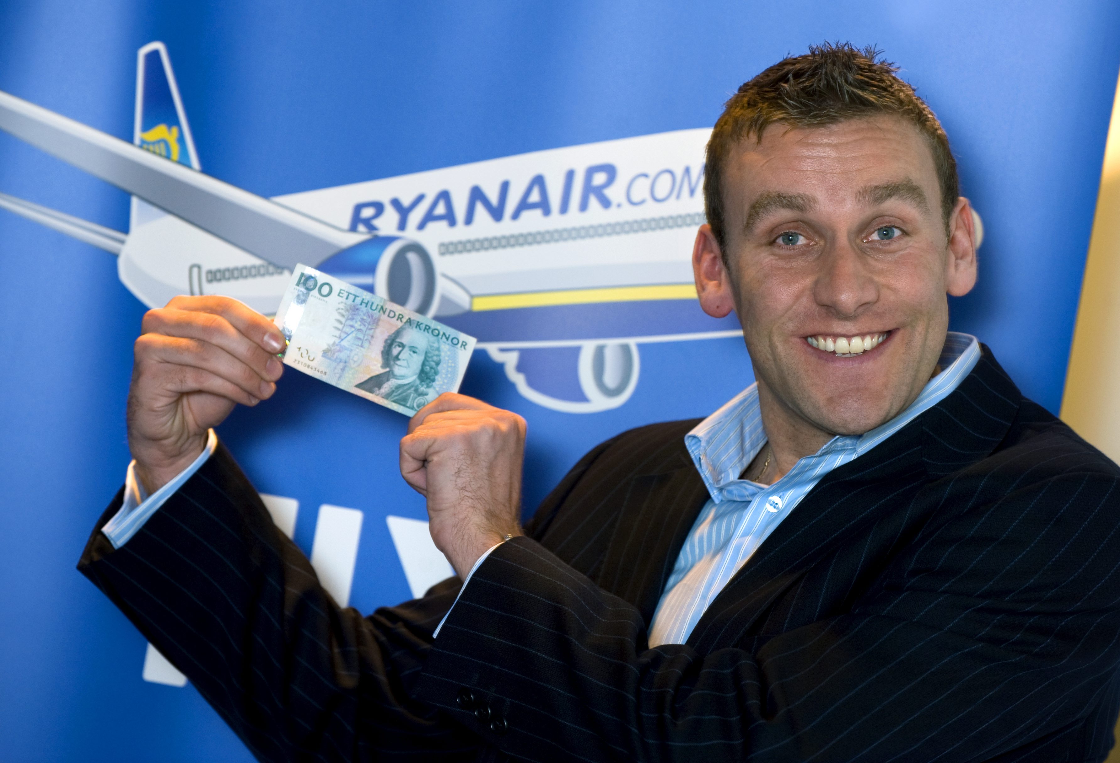 Ryanairs kommunikationschef Stephen McNamara säger till SVT att "det är idiotiskt av andra flygbolag att följa ARN.s beslut".