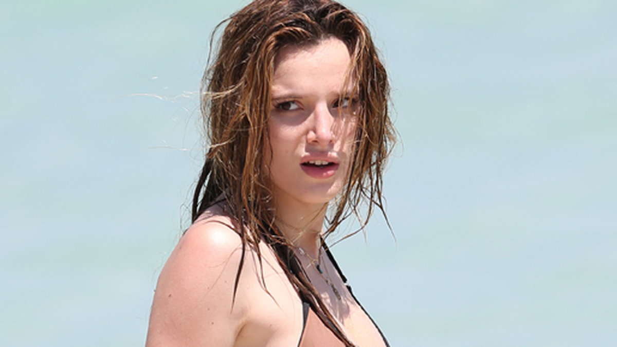 Bella Thorne på stranden.
