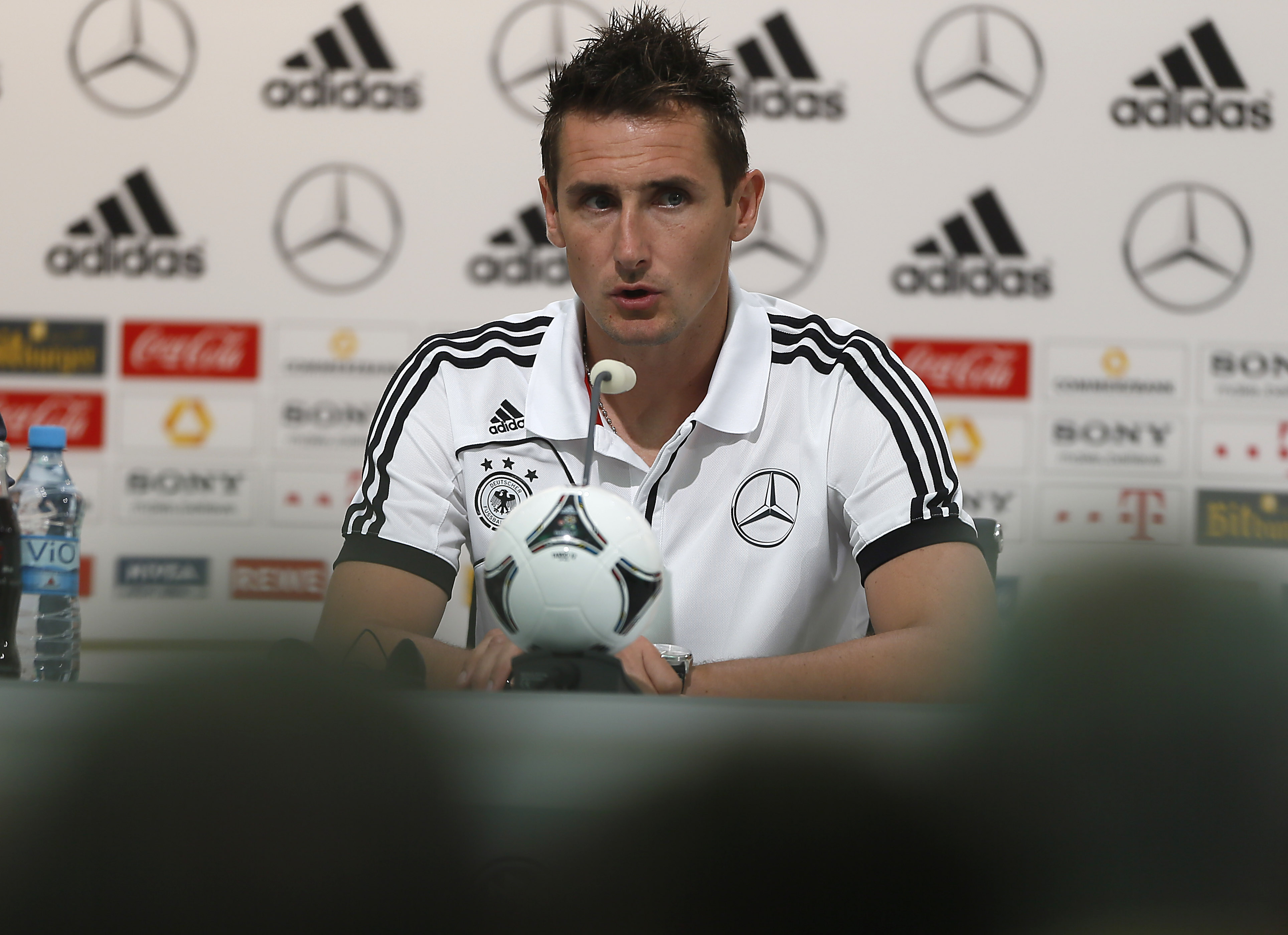 Miroslav Klose ser ut att petas till förmån för Mario Gomez.
