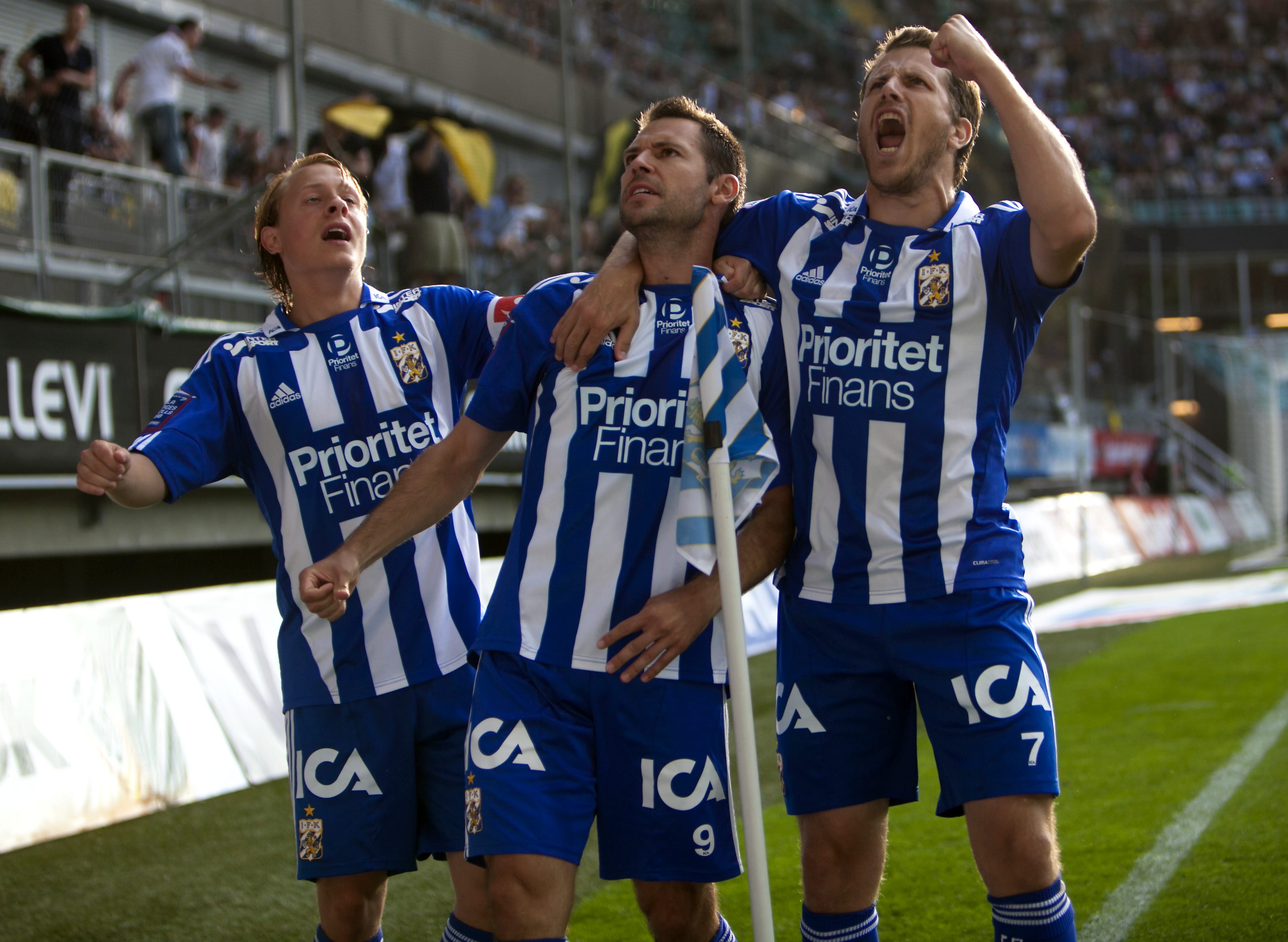 Stefan Selakovic, Tobias Hysén och Joel Allansson i IFK Göteborgs matchtröjor, med huvudsponsorn Prioritet Finans på bröstet.