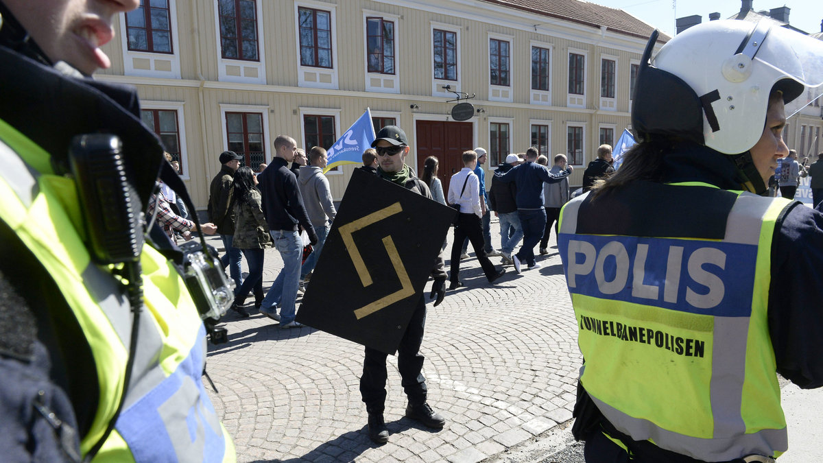 När Svenskarnas Parti demonstrerade i Jönköping i år. Då var även FNU närvarande. 