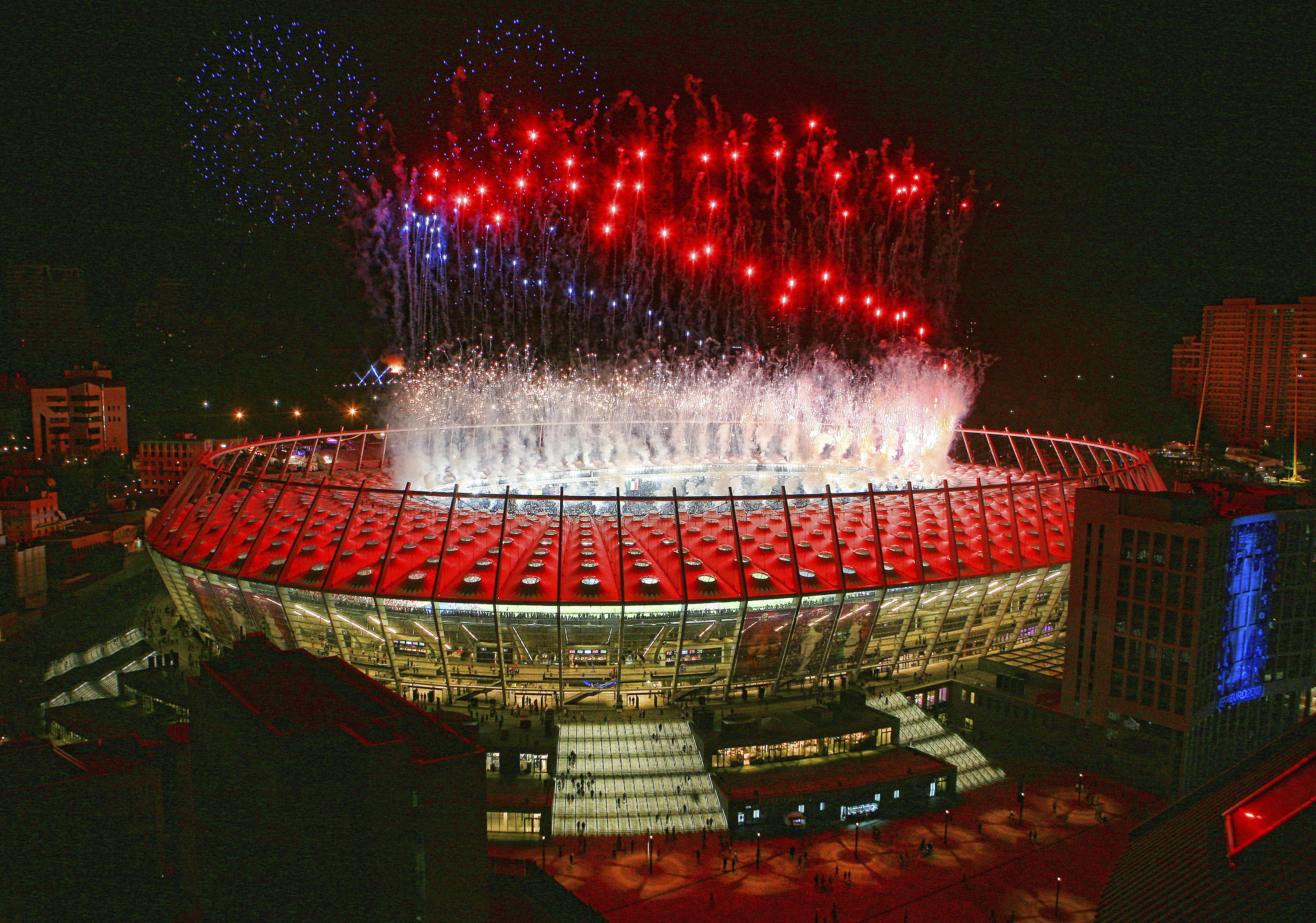 Ett stor segerfyrverki över Olympiastadion i Kiev.
