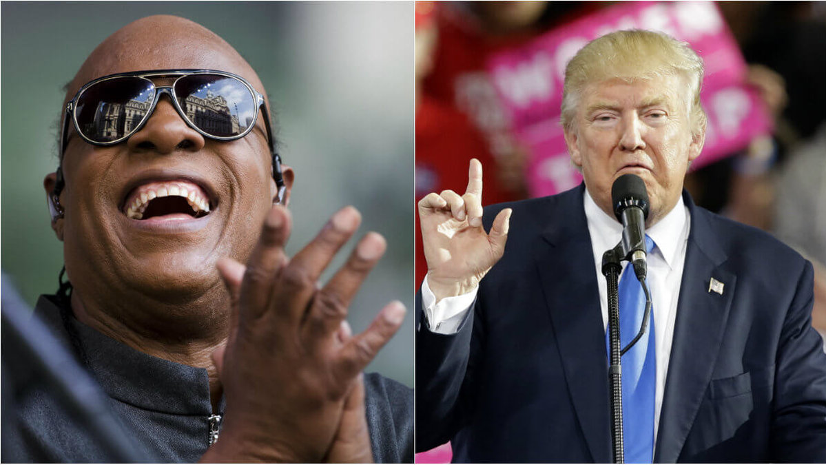 Donald Trump får en rejäl känga av Stevie Wonder.