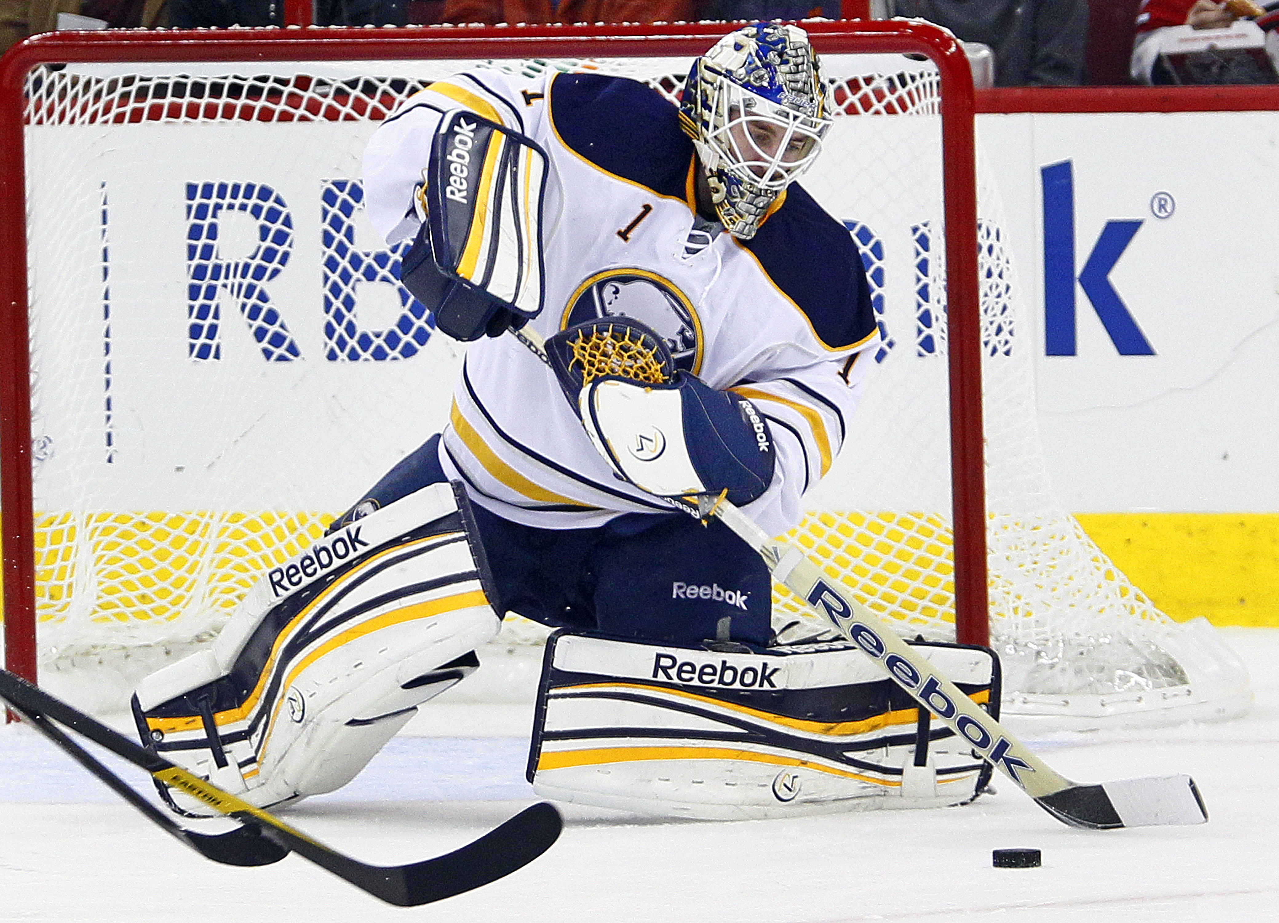 Även om Jhonas Enroth var bänkad den här matchen kunde han glädja sig åt 5-1 segern. Även om Jhonas Enroth var bänkad den här matchen kunde han glädja sig åt 5-1 segern.
