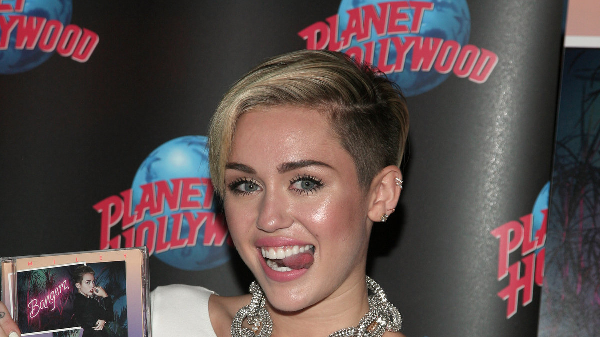 Ingen kan ha undgått att Miley Cyrus album "BANGERZ" släppts den 8 oktober. Dessvärre förekommer det en fördröjning innan albumet når svensk mark. 