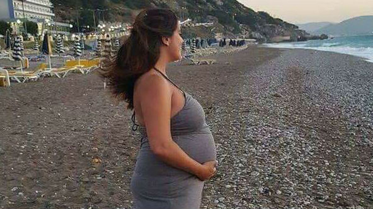 Mitt i allting fick Rebecka veta att hon är gravid. Hon hade då varit tillsammans med sin sambo i en månad.
