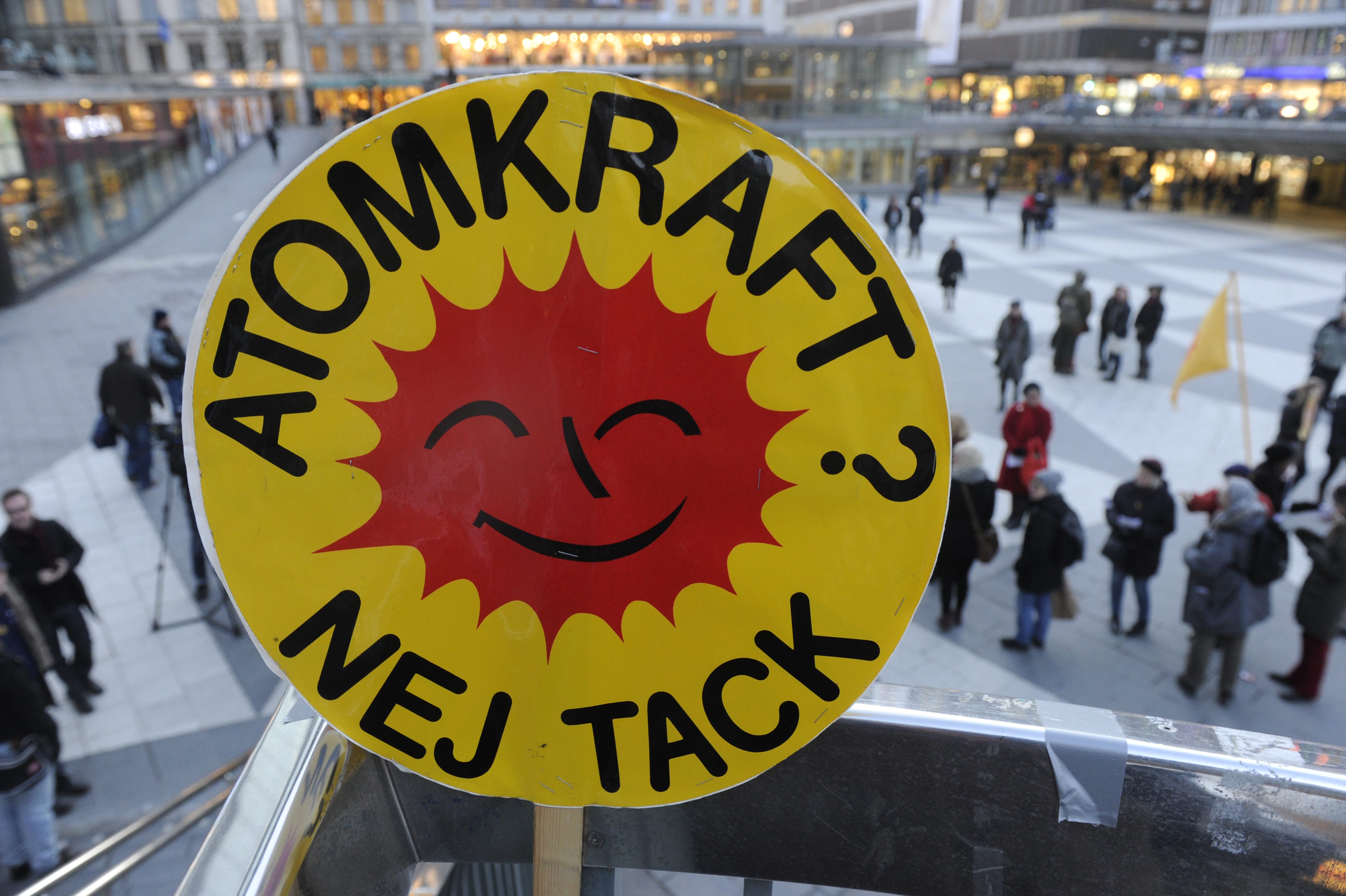 Kärnkraftsdebatten har även fått nytt liv i Sverige. Bilden är från en demonstration efter tsunamin i Japan i mars. Kärnkraftsdebatten har även fått nytt liv i Sverige. Bilden är från en demonstration efter tsunamin i Japan i mars.
