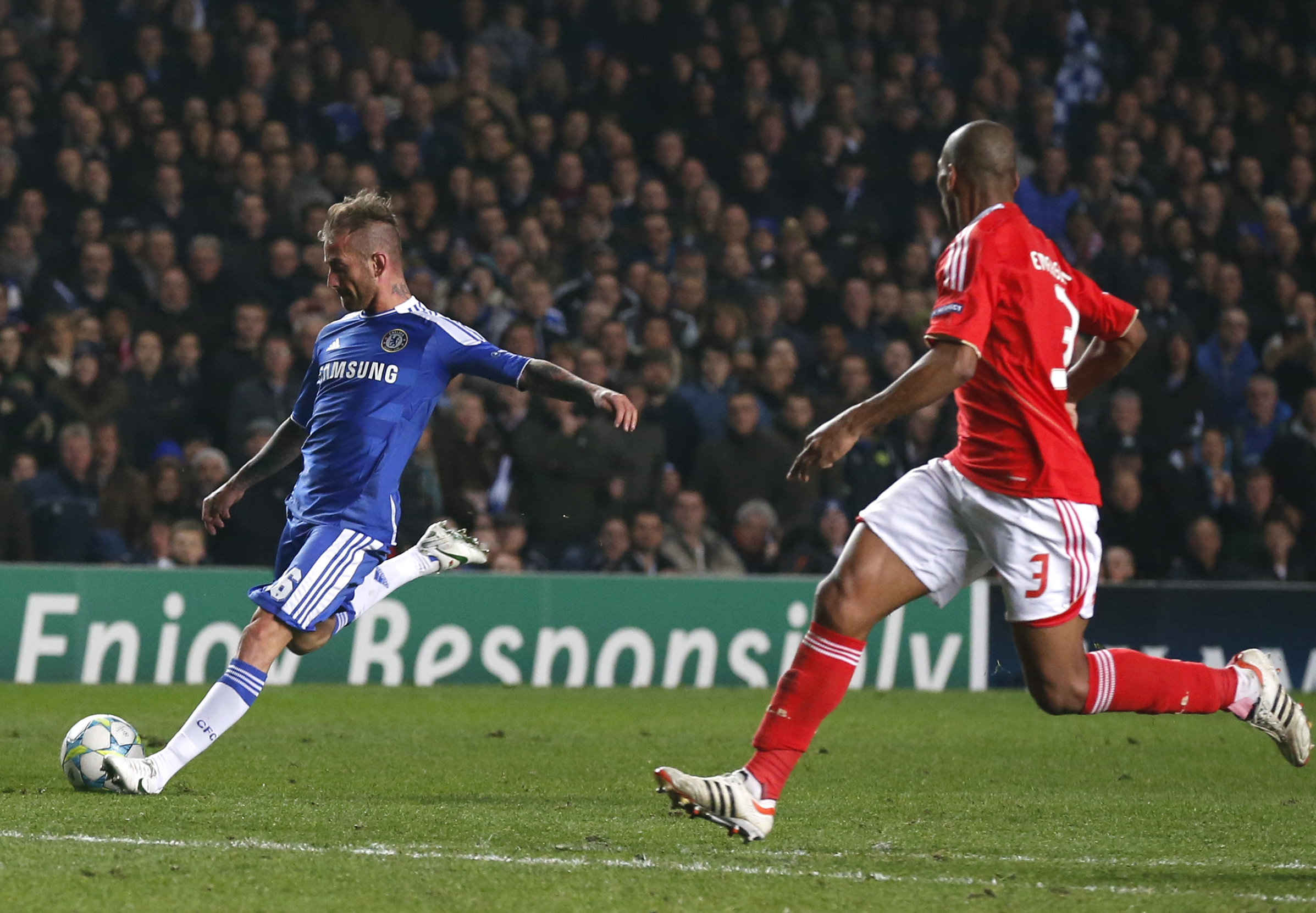 Samtidigt som Raul Meireles kunde avgöra i slutminutrarna. Samtidigt som Raul Meireles kunde avgöra i slutminutrarna.