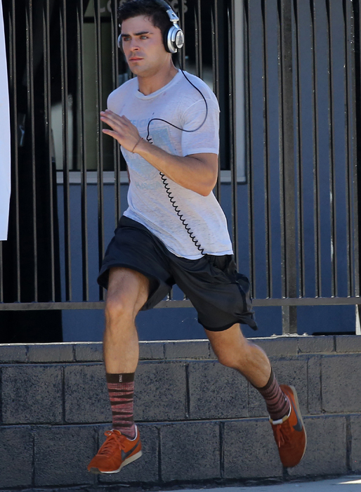 Zac Efron tar en joggingtur. Zac Efron tar en joggingtur.
