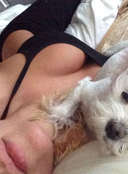 Aubrey O Day gosar med sin hund. Aubrey O Day gosar med sin hund.