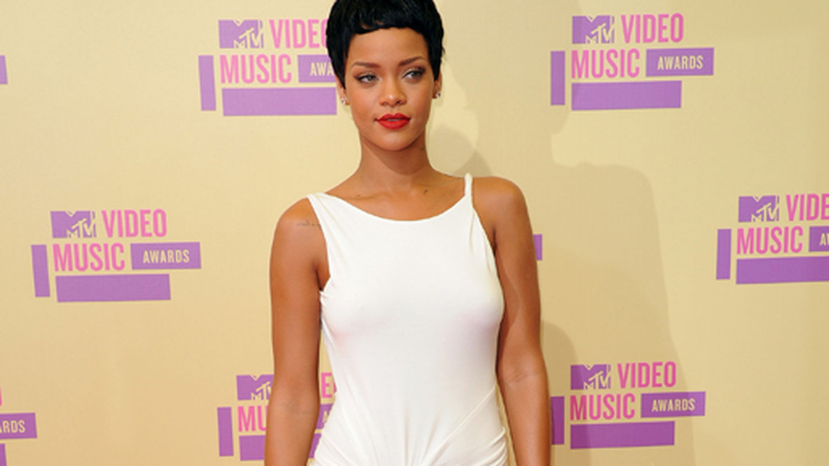 Rihanna på MTV Video Music Awards i klänning från Adam Selman.