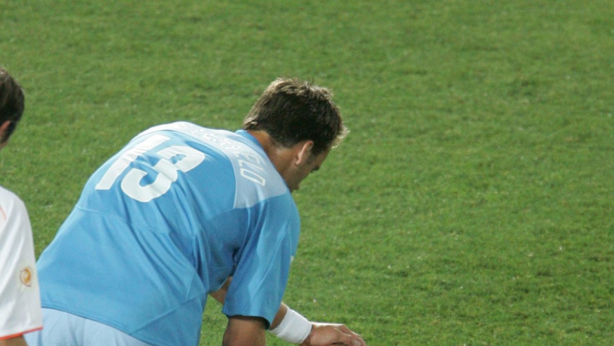 Ljungberg tröstas efter straff-förlusten mot Holland 2004 - hans värsta minne i Blågult.