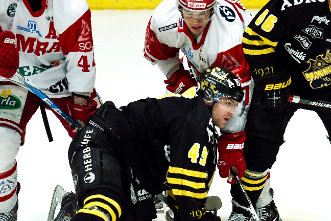 Det var en tuff match och slutade med ett matchstraff. Det var en tuff match och slutade med ett matchstraff.