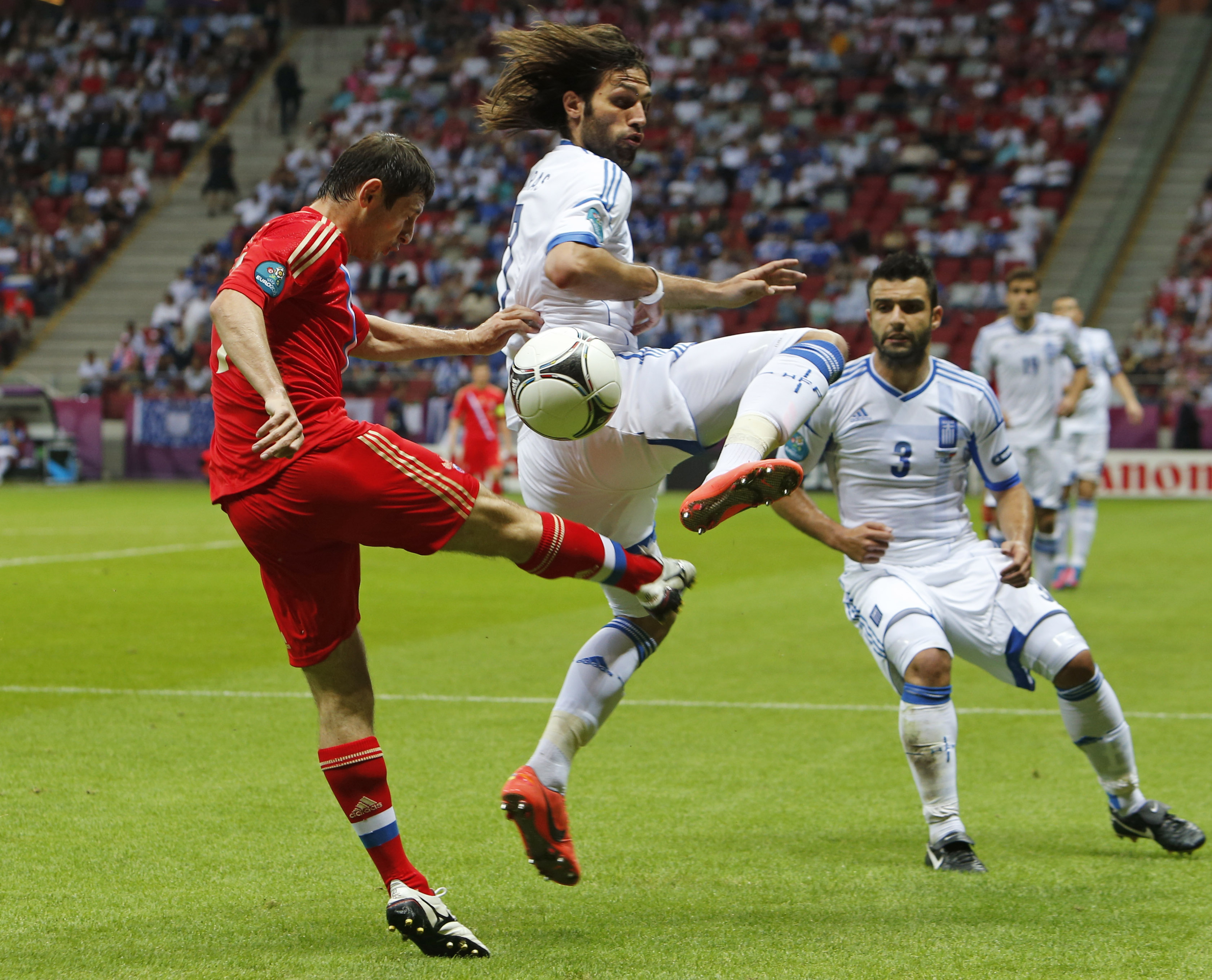 Rysslands Alan Dzagoyev och Greklands Giorgos Samaras i en kamp om bollen.