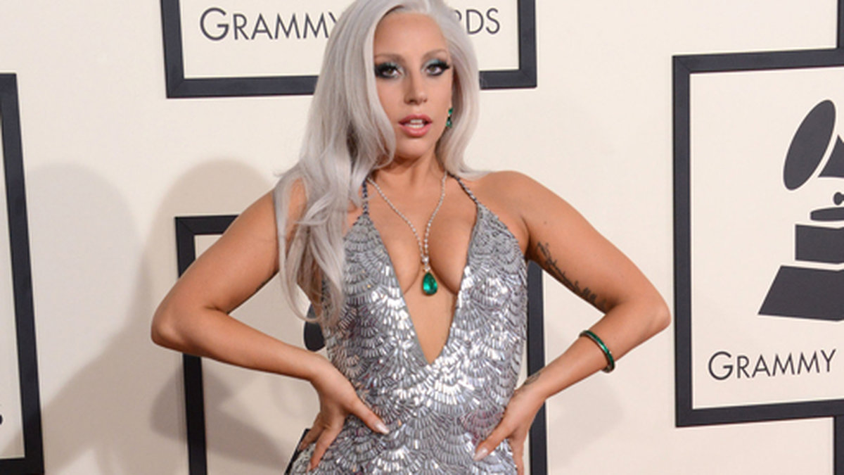 Lady Gaga matchade silvrigt hår med silverklänning och smaragd runt halsen. 