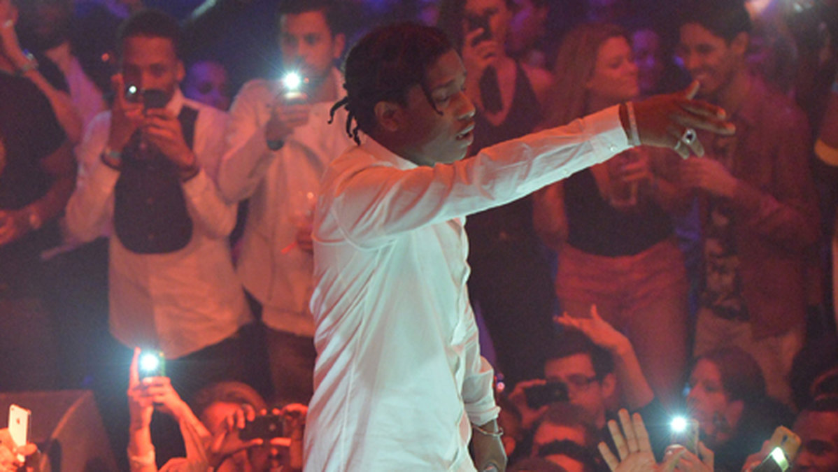 A$AP Rocky uppträder i Cannes. Stjärnan har nu blivit stämd av ett kvinnligt fan. 