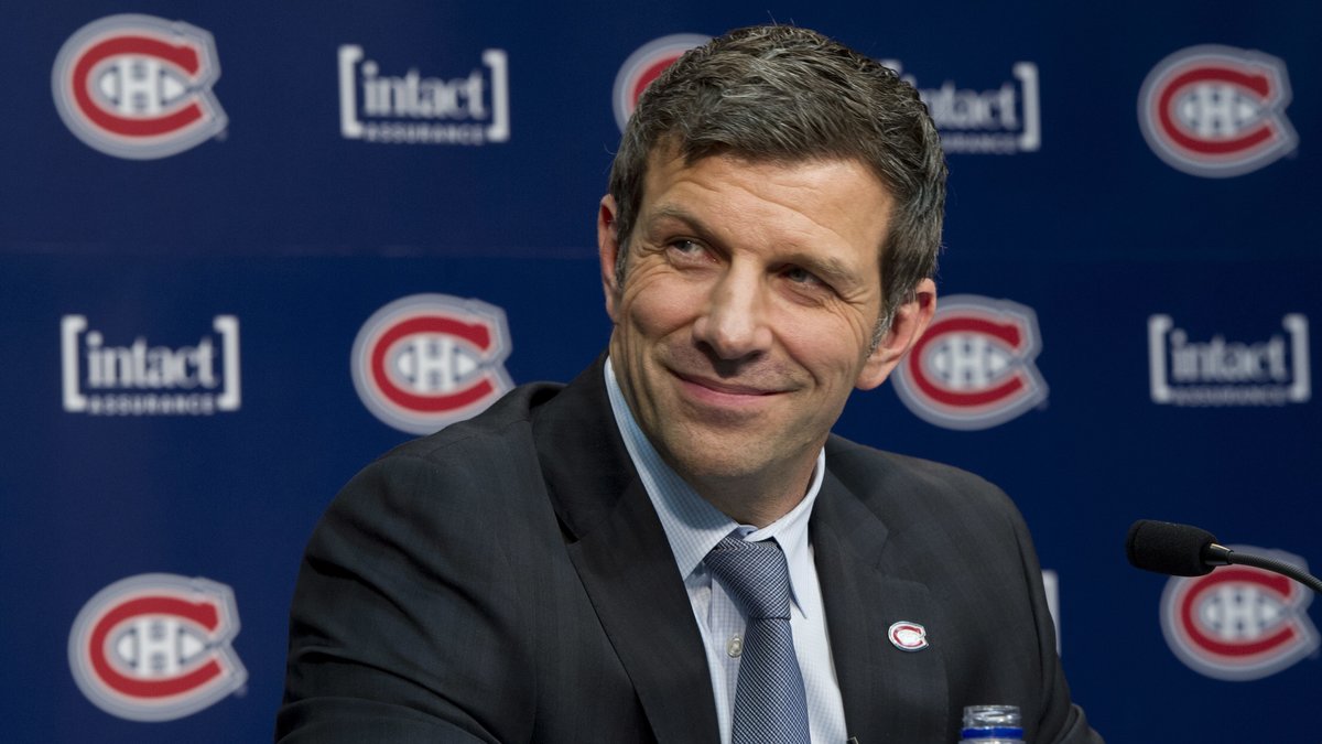 Montreal Canadiens nuvarande General Manager Marc Bergevin gjorde självmål med handsken när han spelade i St Louis Blues.