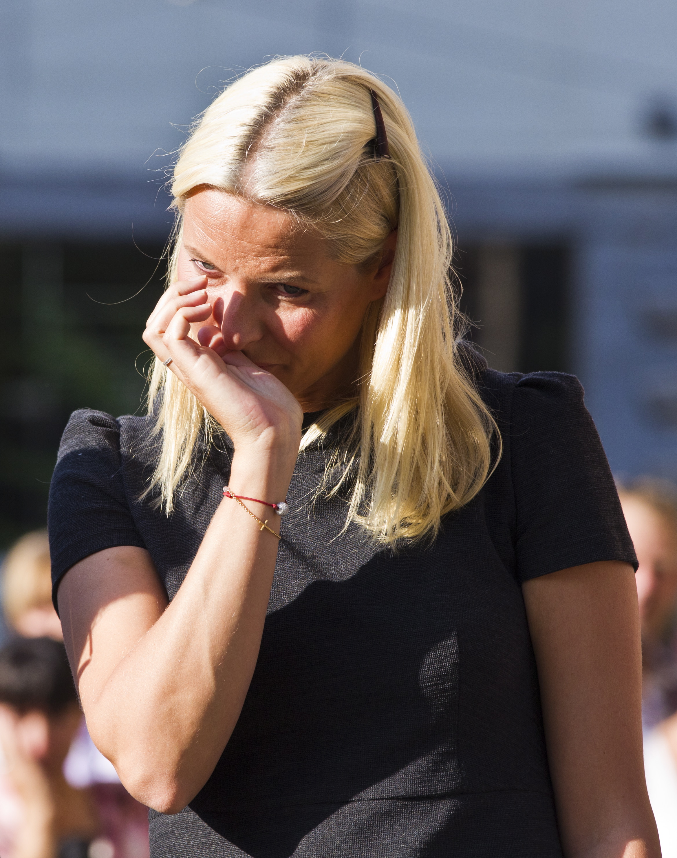 Mette-Marit utanför Domkyrkan i Oslo dagen efter attentatet.
