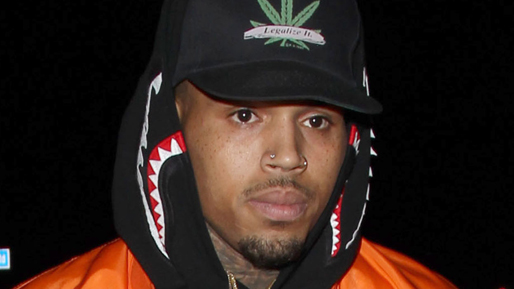 En kvinna anklagar Chris Brown för att ha hotat henne med en pistol.
