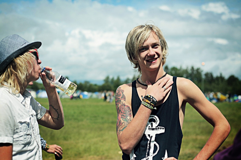 Två glada festivalbesökare. Två glada festivalbesökare.