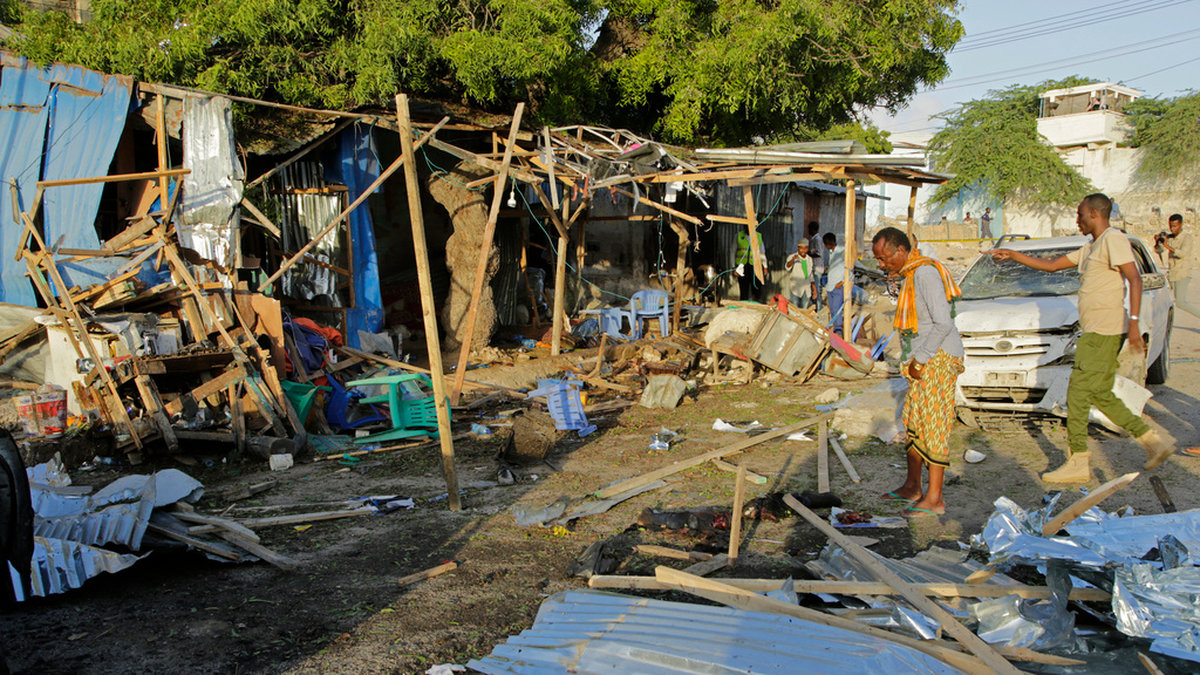 Bilvrak och förstörda gatustånd efter en tidigare terrorsprängning i Somalias huvudstad Mogadishu. Arkivbild.