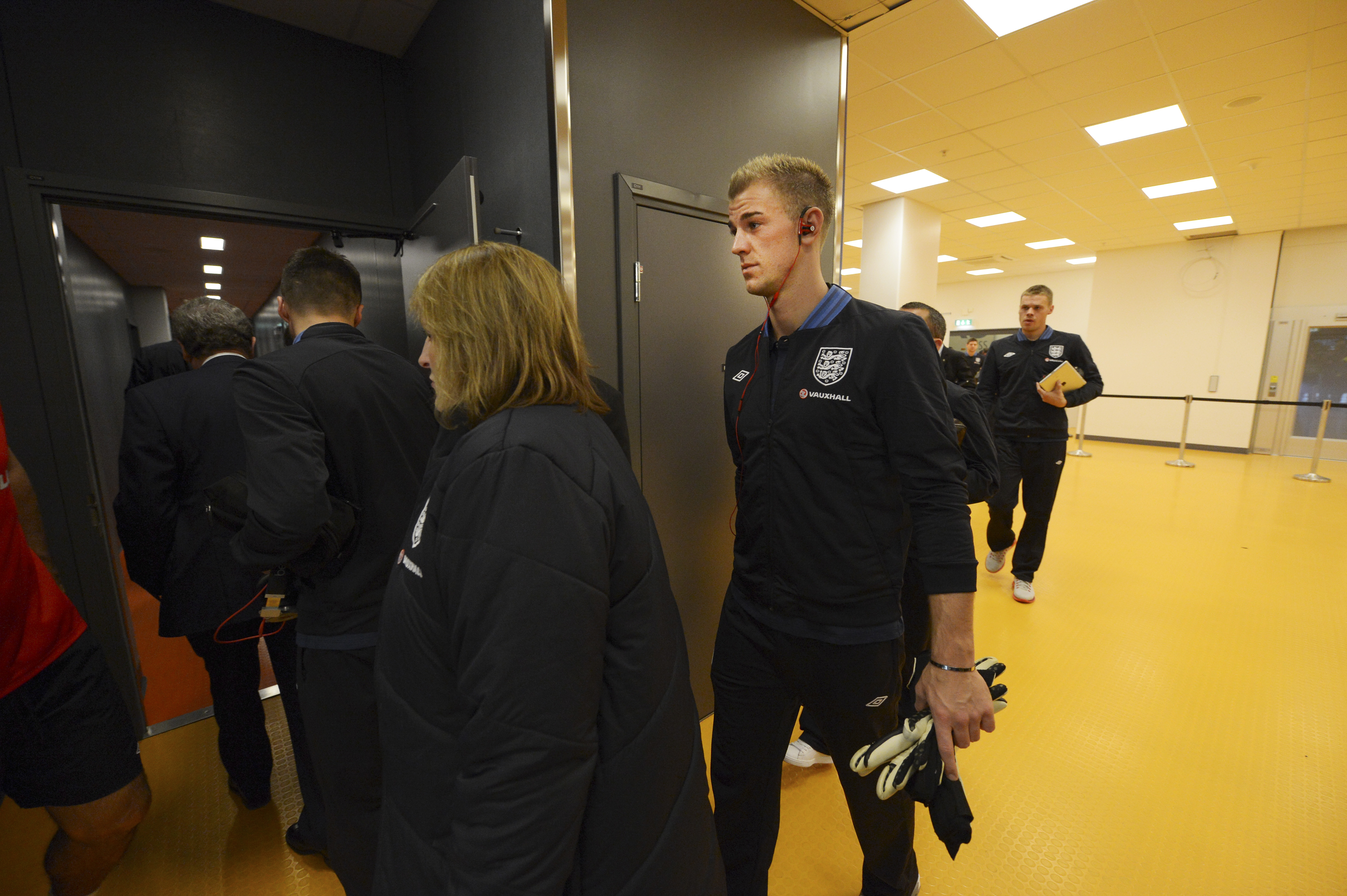 Englands Joe Hart anländer till Friends Arena. Englands Joe Hart anländer till Friends Arena.