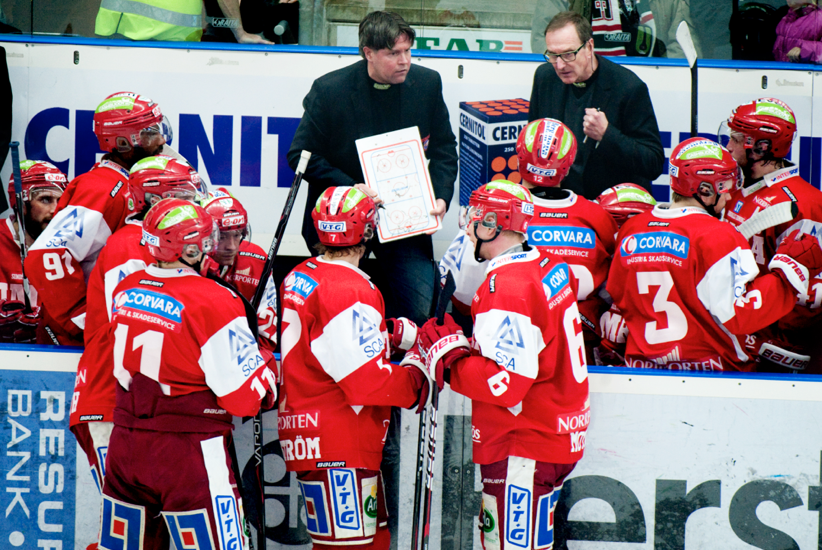 Anders Karlsson och Henrik Stridh lägger upp taktiken. 