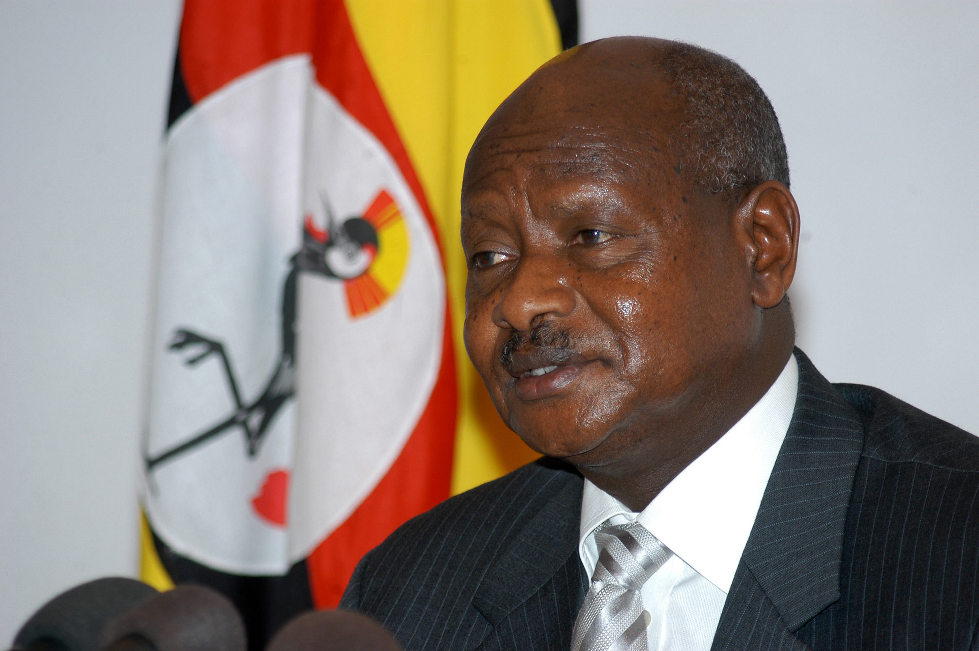 Yoweri Museveni - Ugandas president sedan 1986. Stark kritik riktades mot Museveni för landets inbladning i andra Kongokriget och andra konflikter. Kritiken kom även när han inför valåret 2006 ändrade författningen för att kunna sitta som president på obe