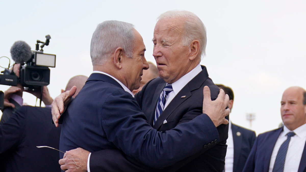 Det var då. President Joe Biden hälsas välkommen till Israel av premiärminister Benjamin Netanyahu i oktober 2023. Arkivbild.