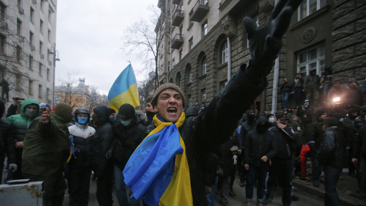 Demonstranterna befinner sig inte långt från president Viktor Janukovytjs kontor.