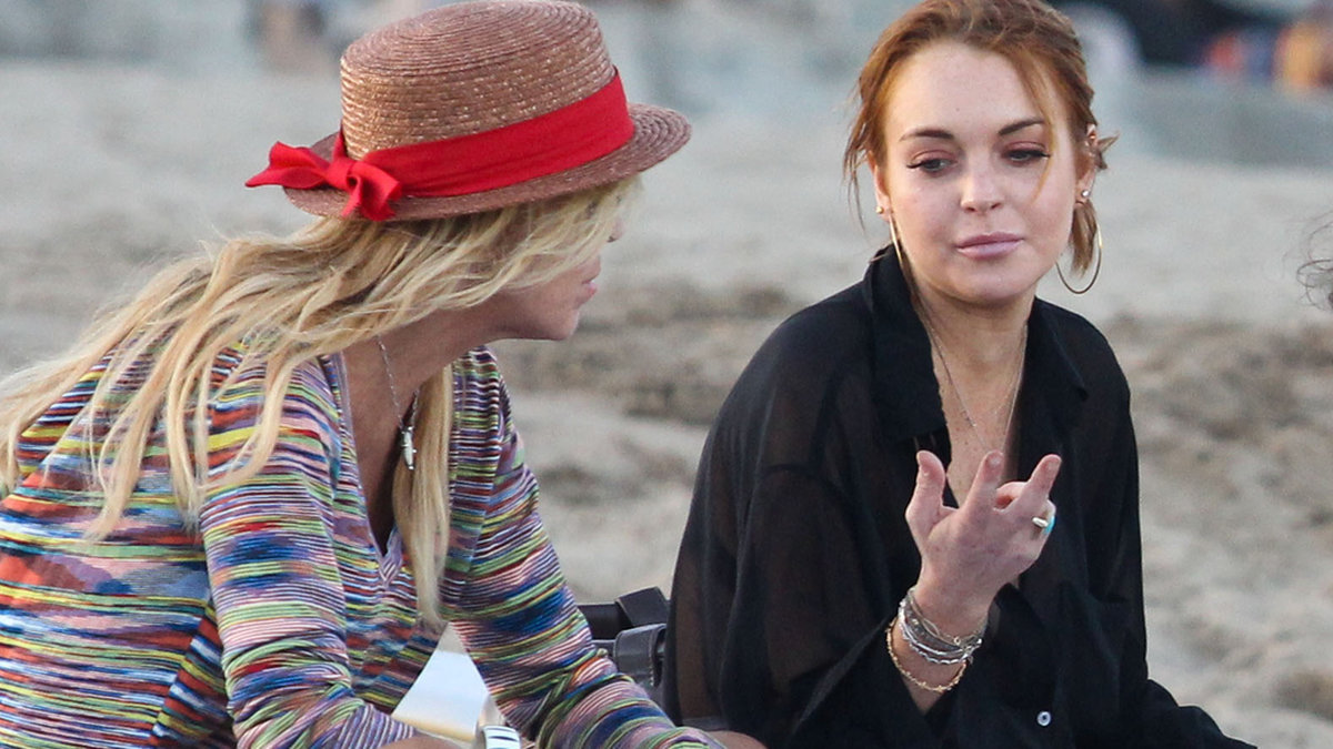 Lindsay med sin mamma Dina Lohan på stranden.