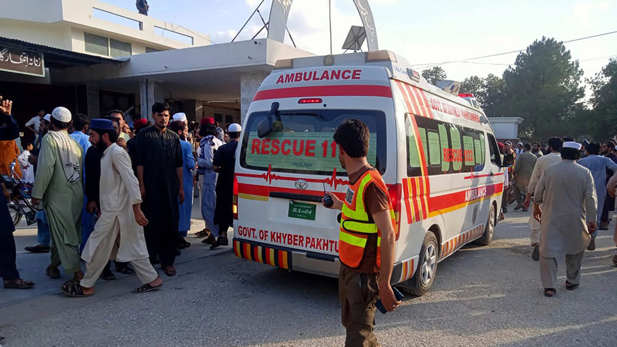 Ambulans för skadade personer från platsen där en bomb exploderade på söndagen. Många människor dödades och skakades i dådet.
