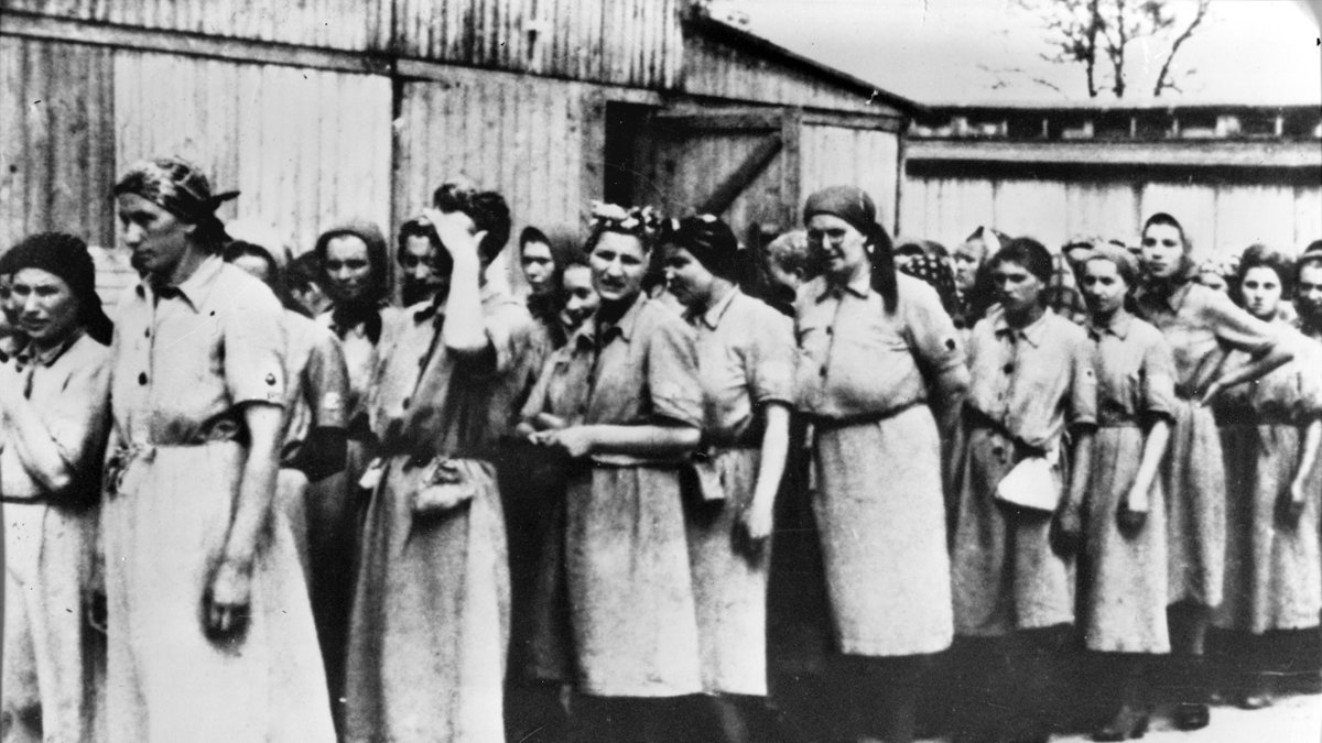 Kvinnor och män delades upp när de kom till ett koncentrationsläger och många fruar såg sina män för sista gången.