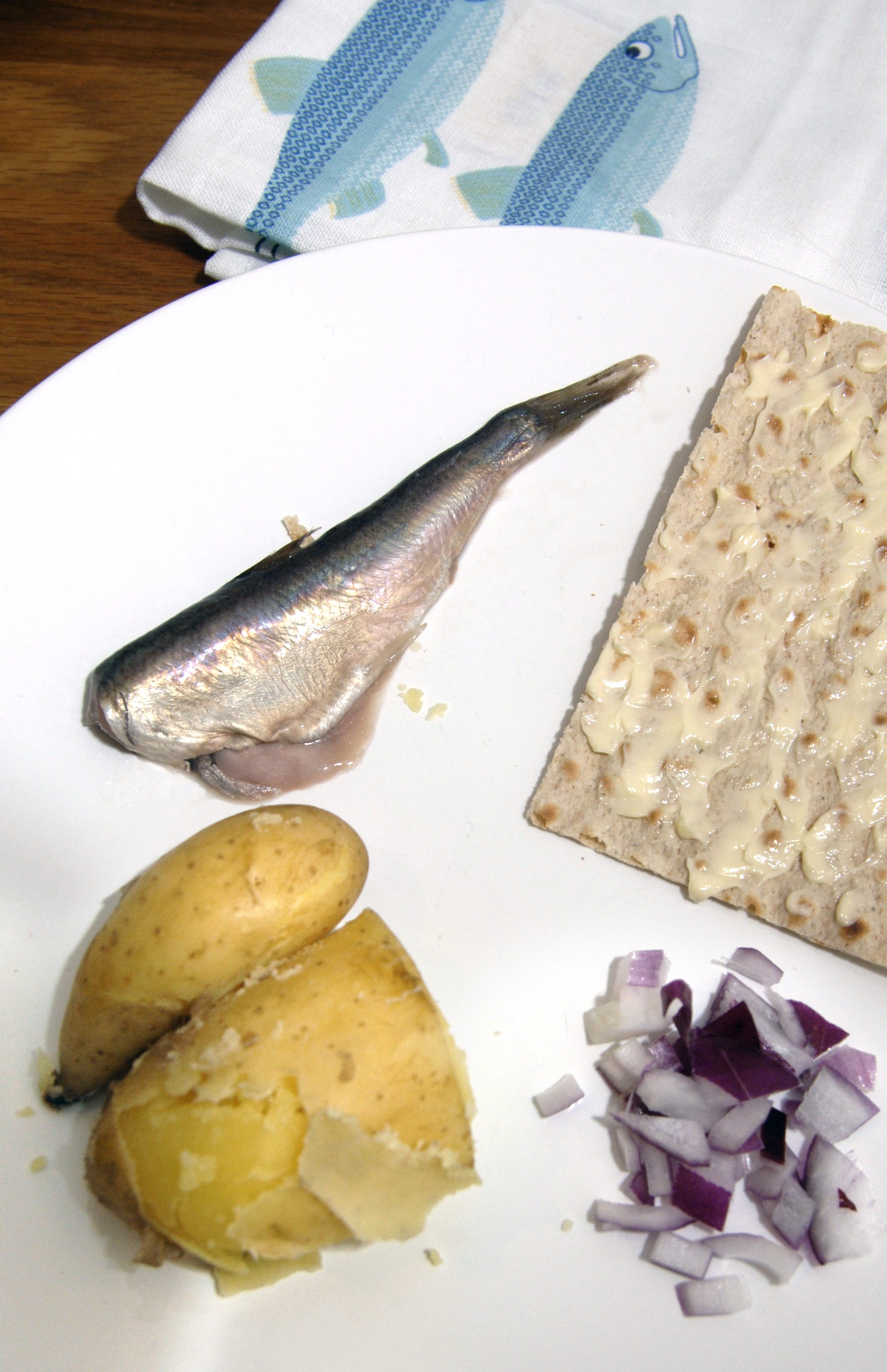 Surströmming, potatis, rödlök och tunnbröd. Surströmming, potatis, rödlök och tunnbröd.