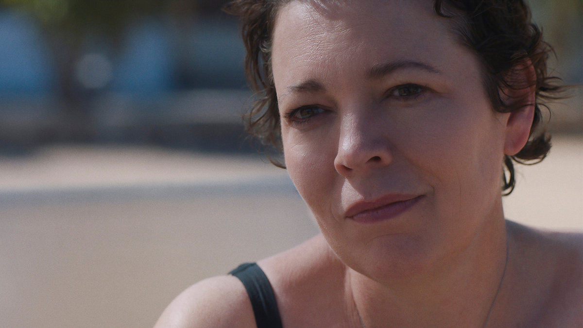 Olivia Colman spelar en professor som åker på semester i 'The lost daughter'. Pressbild.