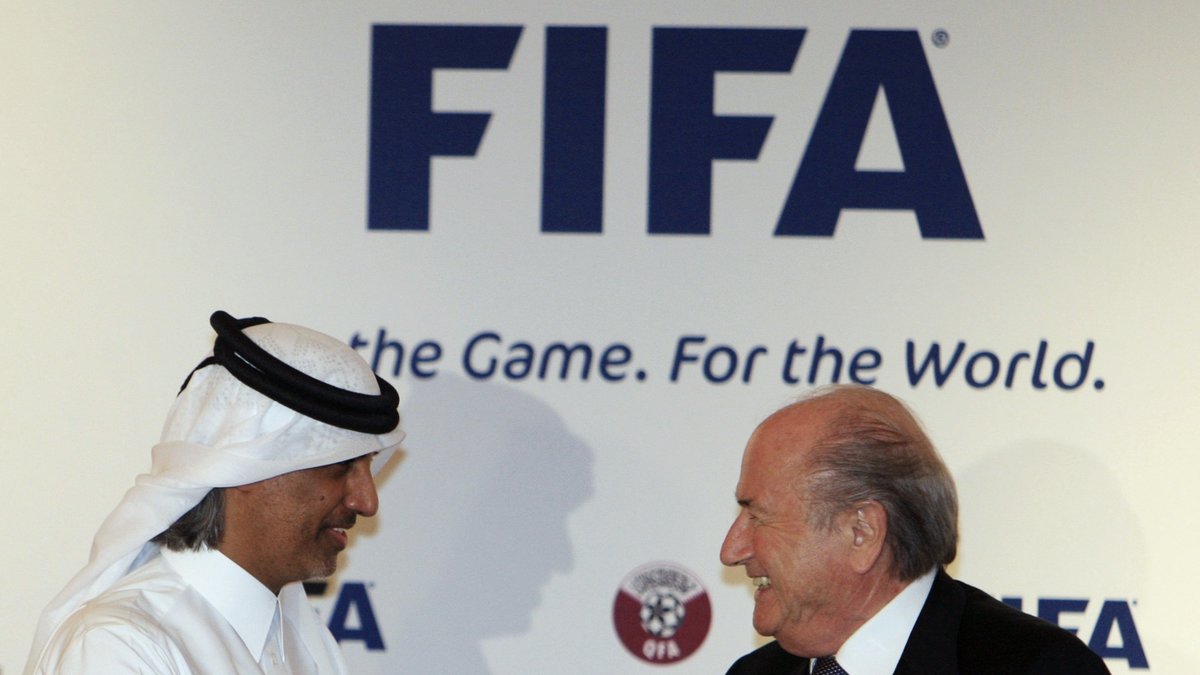 Fifa-presidenten Sepp Blatter skakar hand med Sheik Hamad Bin Khalifa Bin Ahmed al-Thani, som är president för Qatars fotbollsförbund. 