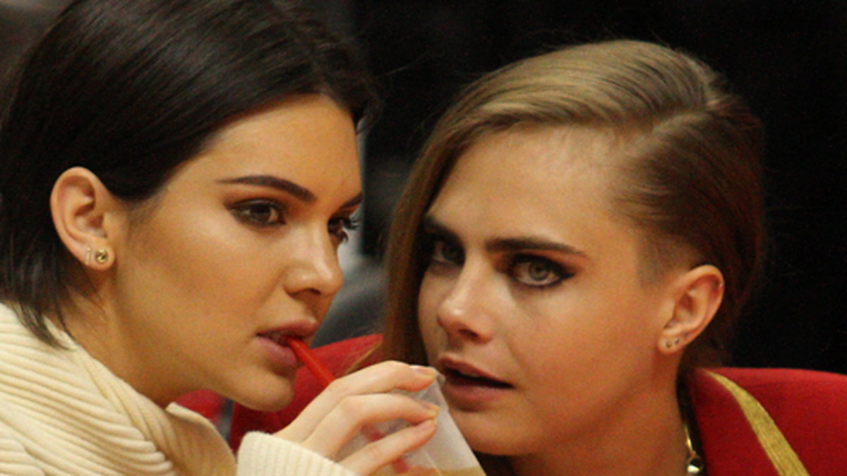 Kendall Jenner och Cara Delavingne kollar på basket i Los Angeles. 