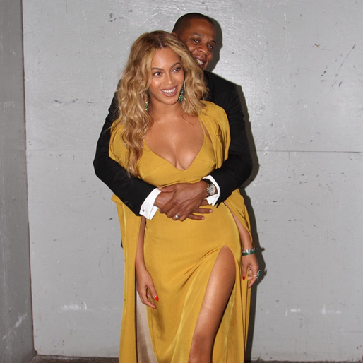 Beyoncé får en rejäl kram av maken Jay-Z. Beyoncé får en rejäl kram av maken Jay-Z.