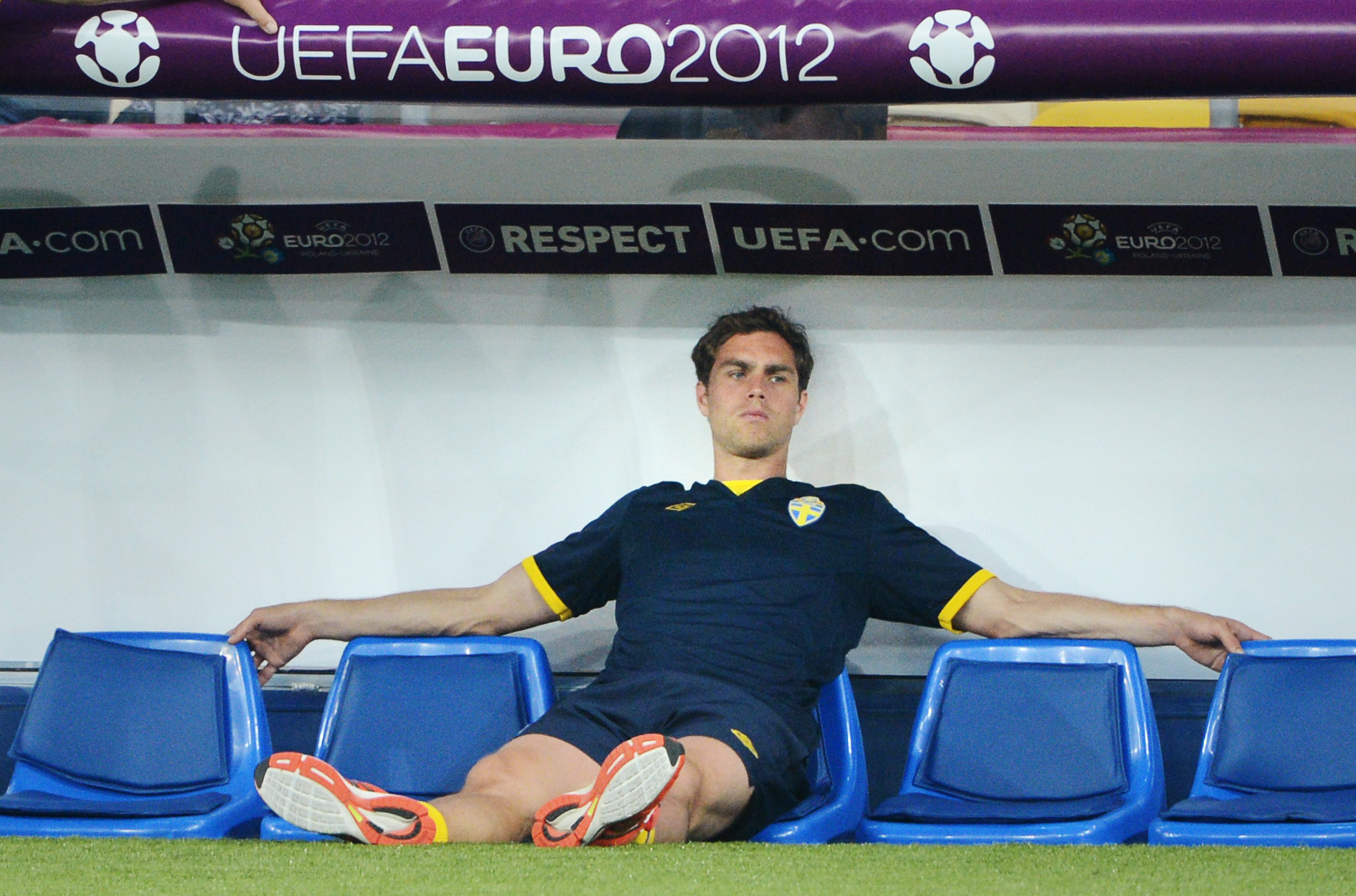 Fotskadade Elmander följde matchen från bänken. Fotskadade Elmander följde matchen från bänken.