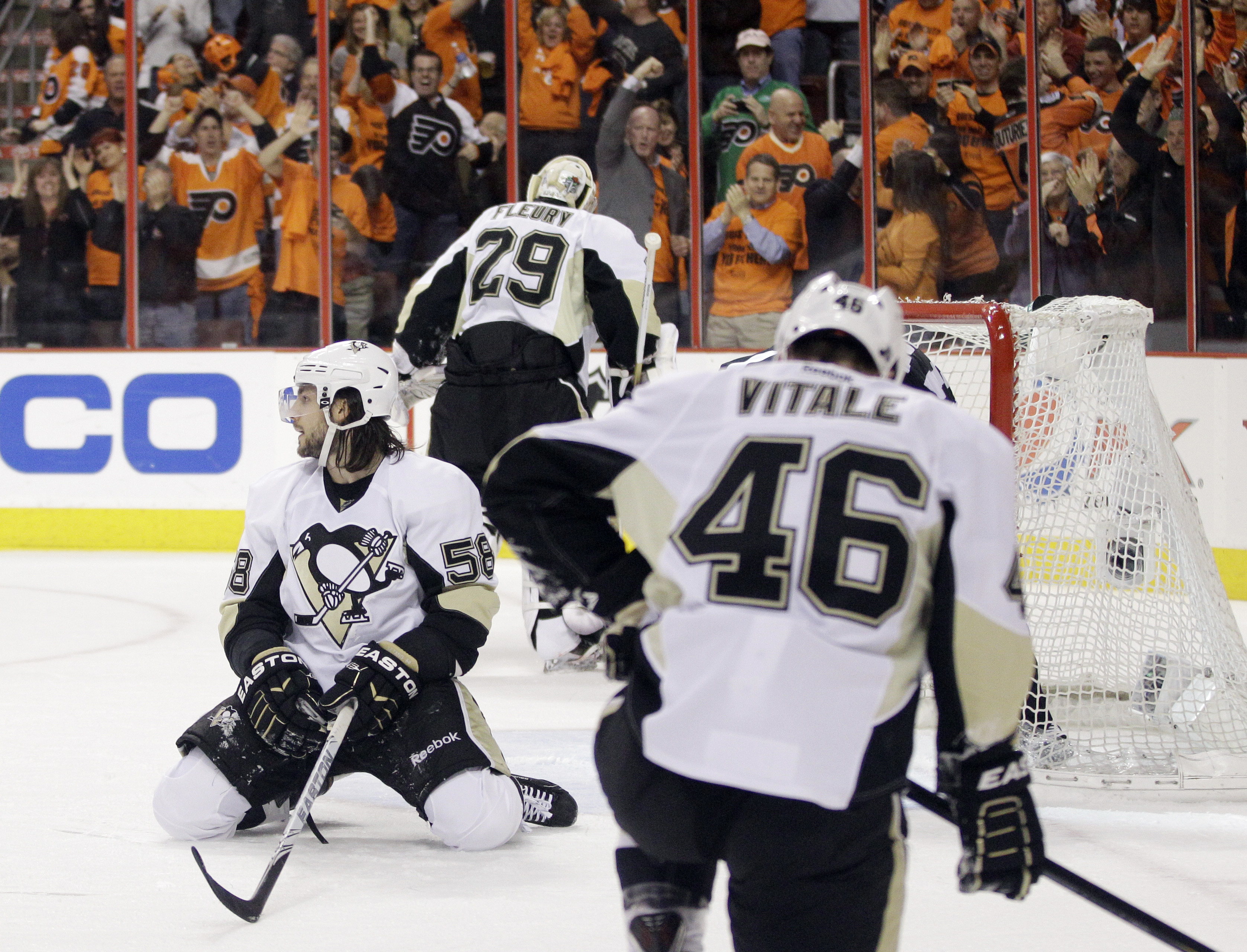 Pittsburgh Penguins Kris Letang, Marc-Andre Fleury (29) and Joe Vitale (46) deppar efter ett Flyers-mål.