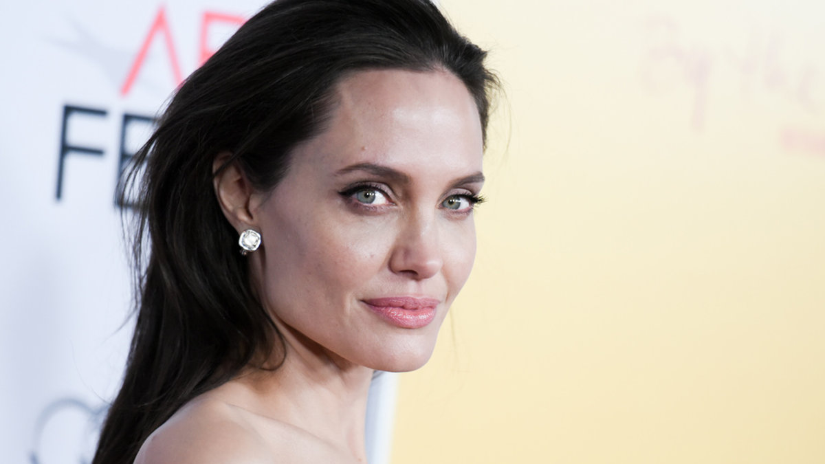 Angelina Jolie tvingar sina assistenter att se alla hennes filmer. Särskilt de som floppade – och ge henne positiv feedback. 