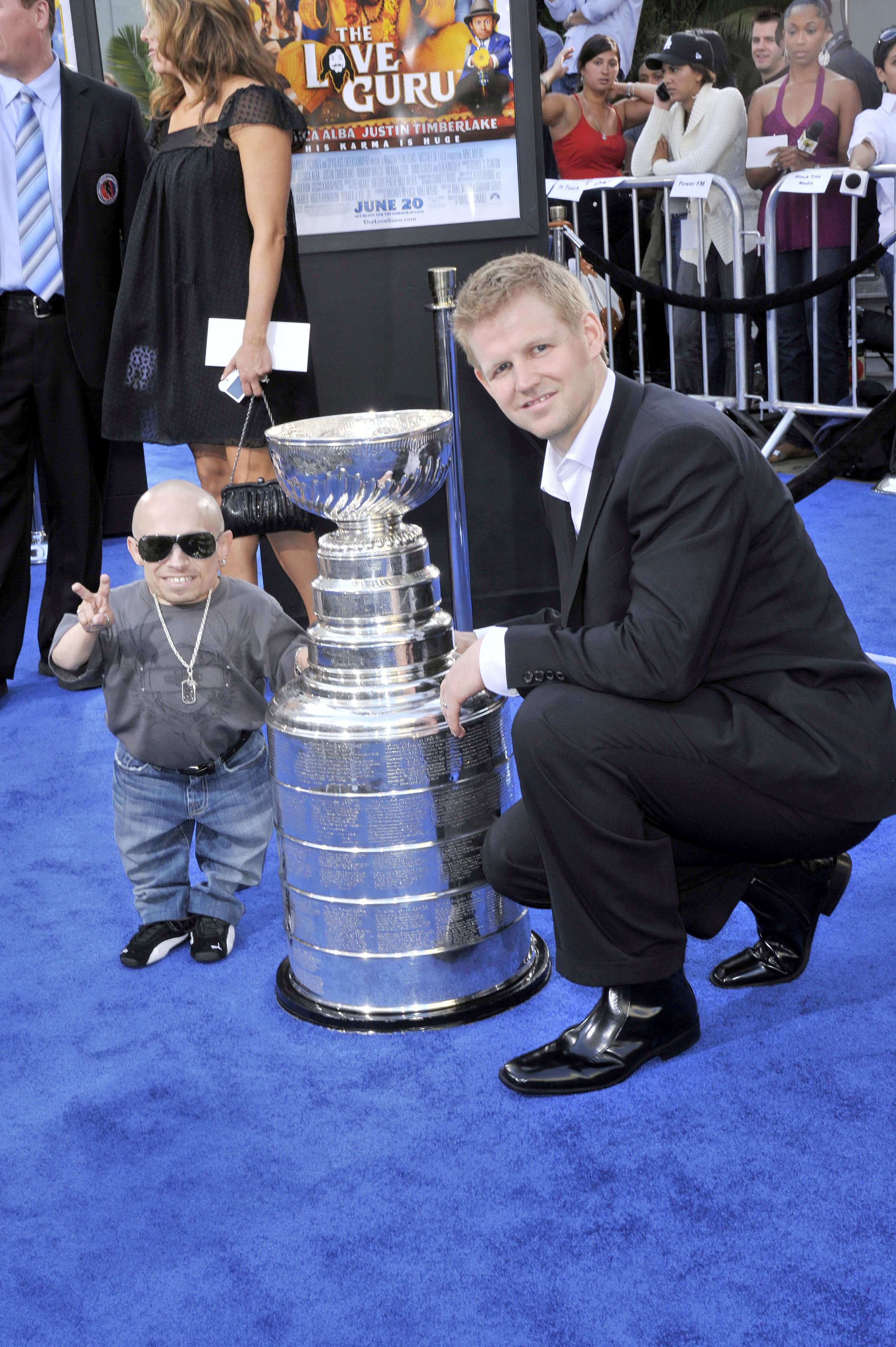 Chris Osgood, Stanley Cup-bucklan och kortväxte kändisen Verne Troyer på filmpremiär 2008.